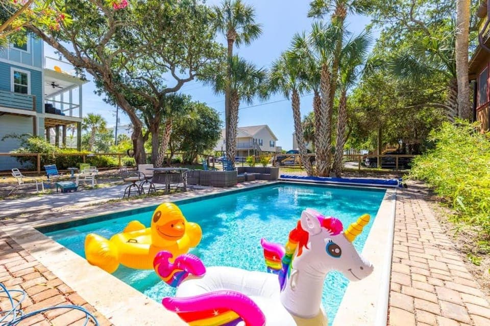 Sandy Paws Retreat House in Folly Beach