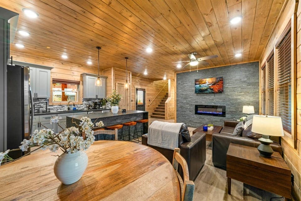 Pigeon Forge Cozy Cabin - Sleeps 14, Indoor Pool, HotTub, Arcade, Pets Welcome Cabin in Pigeon Forge
