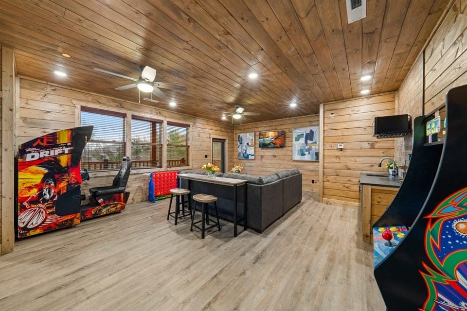 Pigeon Forge Cozy Cabin - Sleeps 14, Indoor Pool, HotTub, Arcade, Pets Welcome Cabin in Pigeon Forge