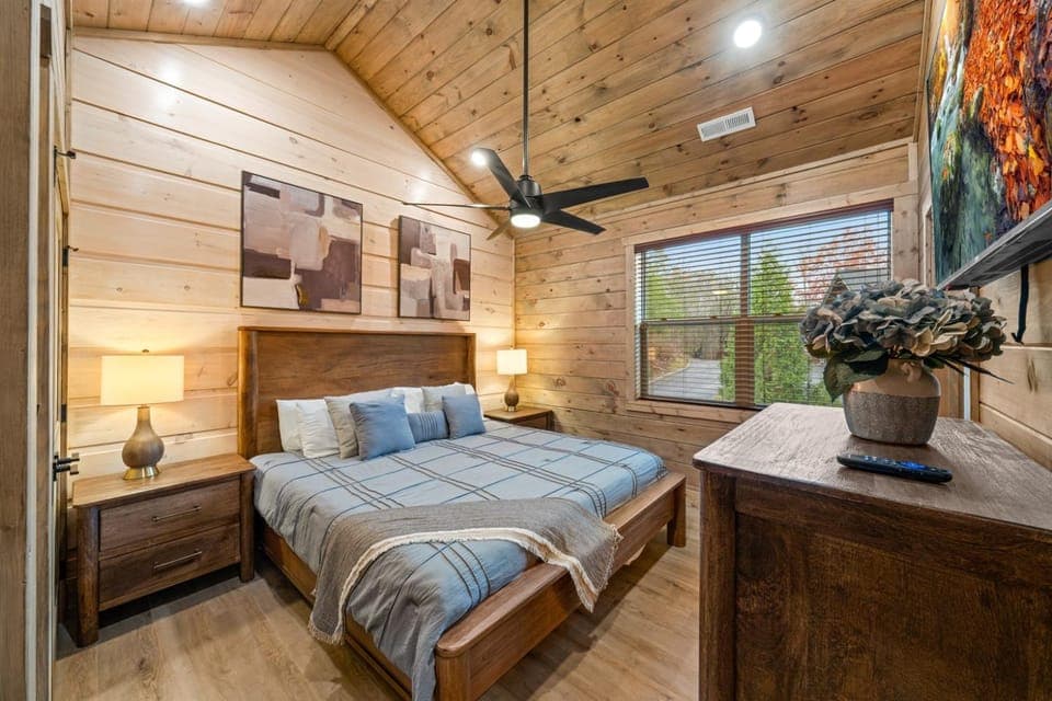 Pigeon Forge Cozy Cabin - Sleeps 14, Indoor Pool, HotTub, Arcade, Pets Welcome Cabin in Pigeon Forge