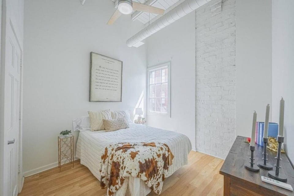 Darlin' Downtown Dawghouse Apartment in Athens