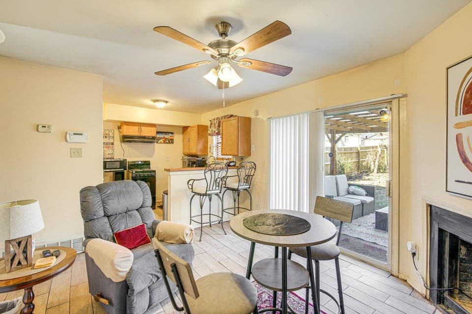 17 Mi to Dtwn Memphis: Townhome w/ Fenced Yard! House in Memphis