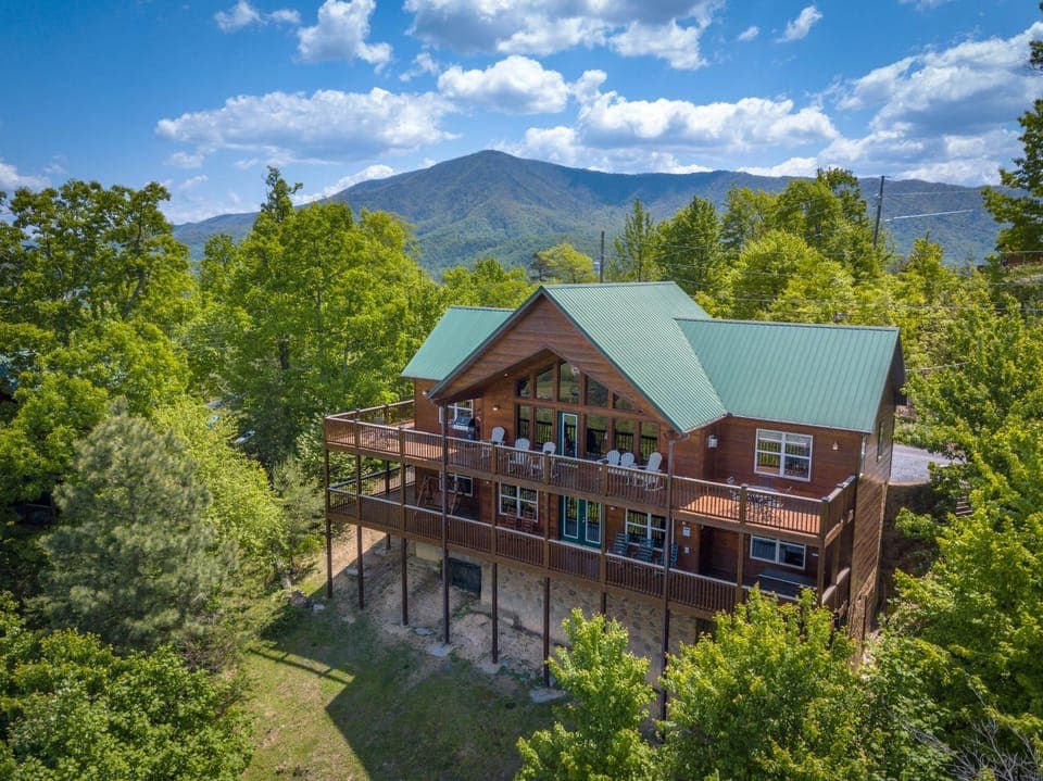 Property building, Spring, Day, Neighbourhood, Natural landscape, Bird's eye view, View (from property/room), Balcony/Terrace, Decorative detail, Seating area, Mountain view