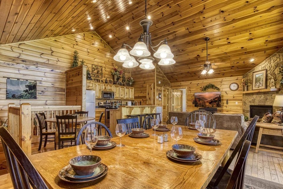 Communal lounge/ TV room, TV and multimedia, Coffee/tea facilities, Kitchen or kitchenette, Living room, Decorative detail, Seating area, Dining area, Communal kitchen, fireplace, fireplace, microwave, oven, stove, kitchen, kitchen