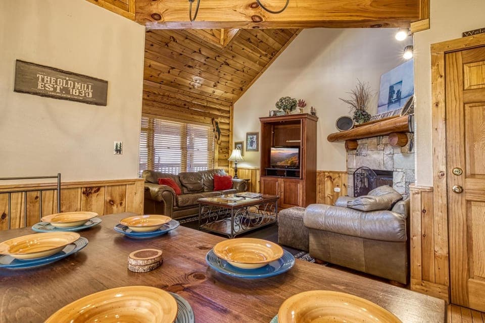 Communal lounge/ TV room, TV and multimedia, Living room, Decorative detail, Decorative detail, Seating area, Dining area, Evening entertainment, fireplace, fireplace