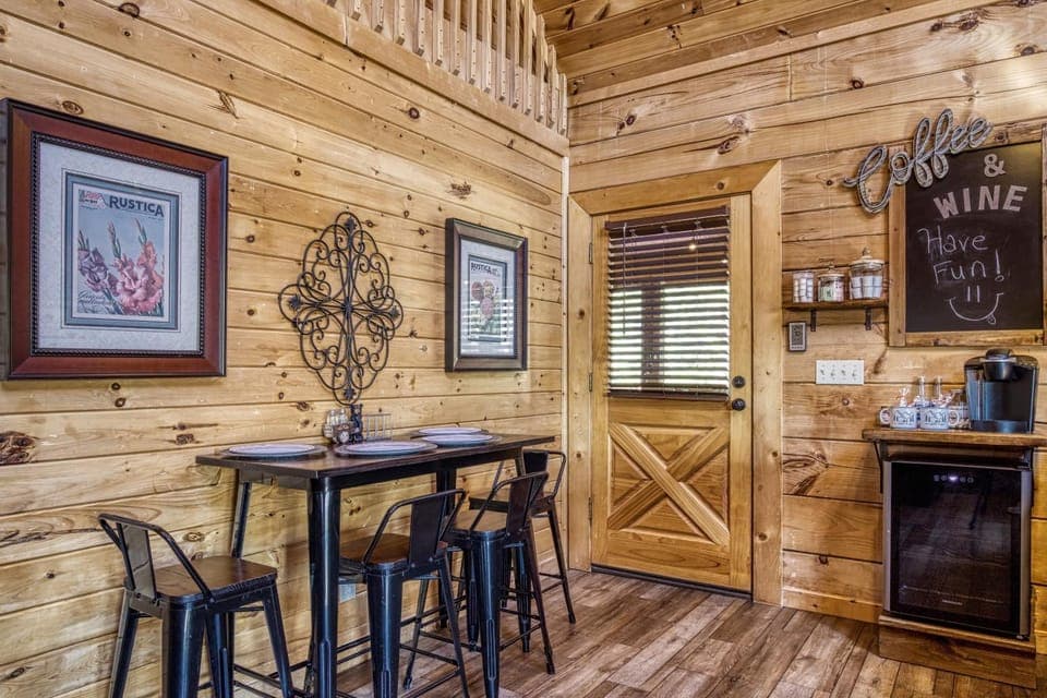 Coffee/tea facilities, Kitchen or kitchenette, Dining area
