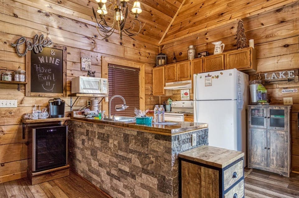Coffee/tea facilities, Kitchen or kitchenette, dishwasher, microwave, minibar, oven, pet friendly, stove