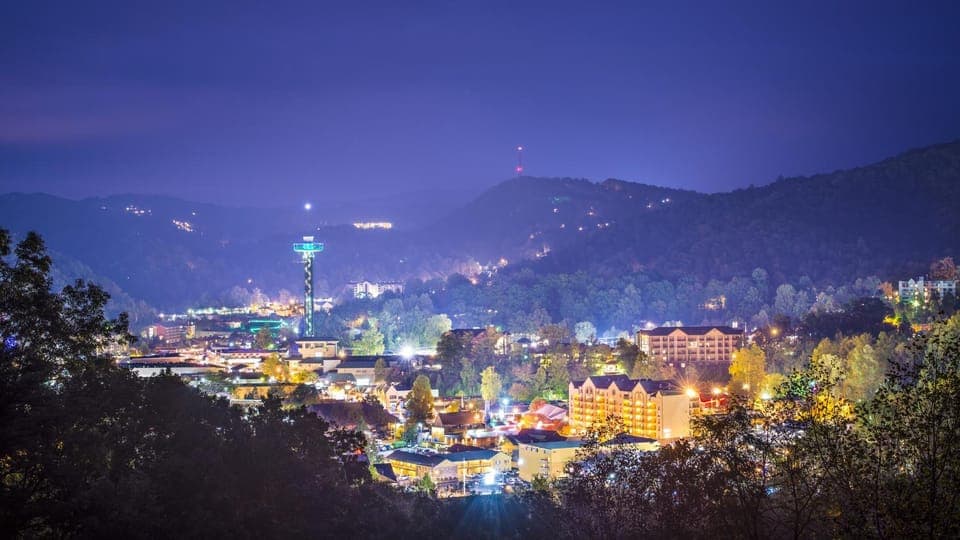 Cozy Haven - Hot Tub, WIFI, Mtn Views, FREE Attraction tickets each paid day!!! Chalet in Gatlinburg
