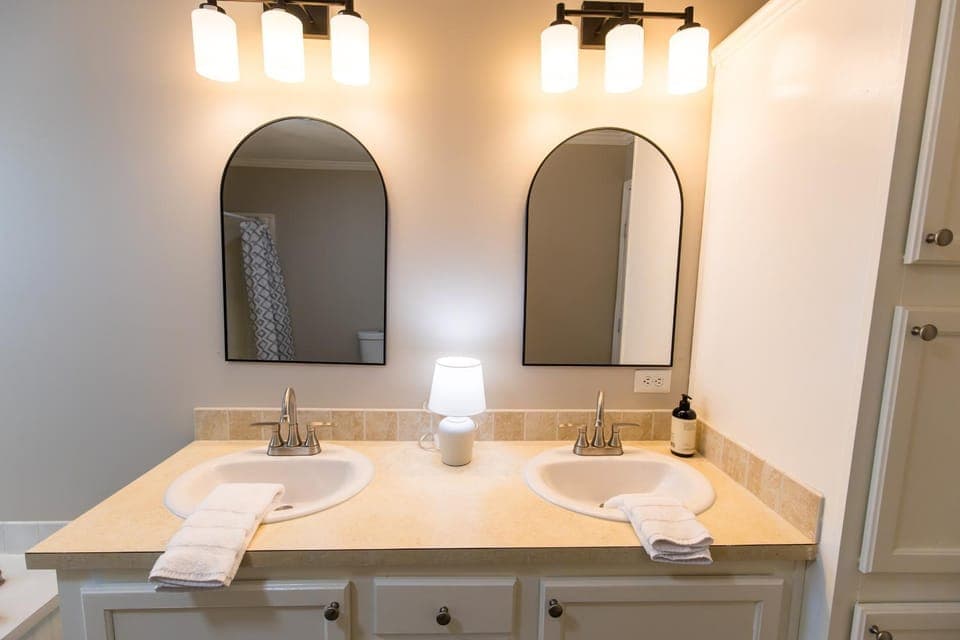 Bathroom, towels
