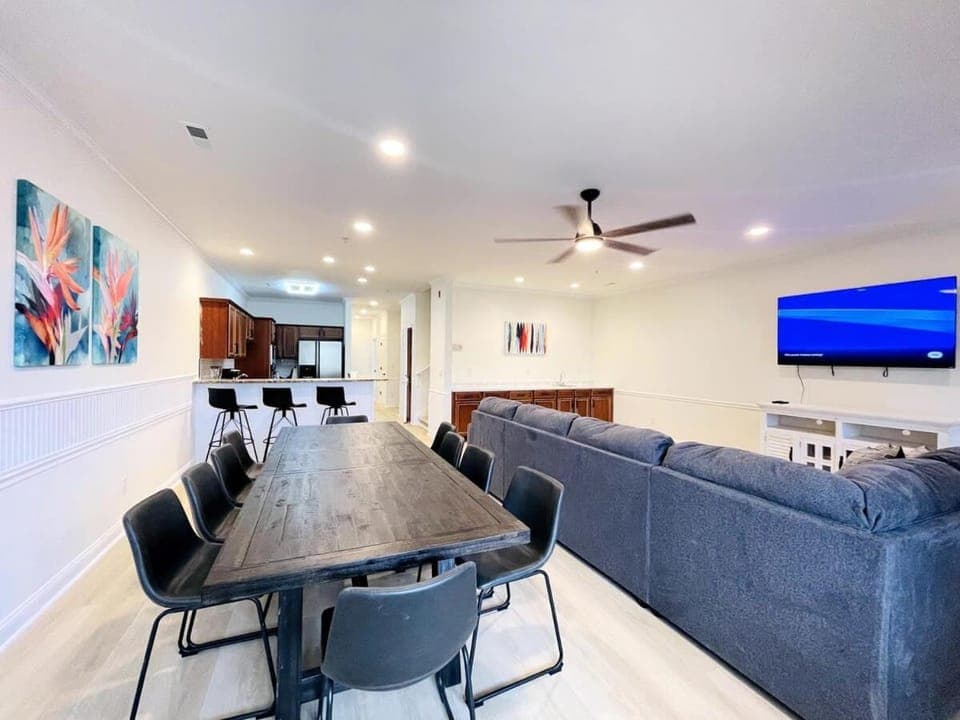 The best location Spacious ocean view 7BR pool Apartment in Atlantic Beach