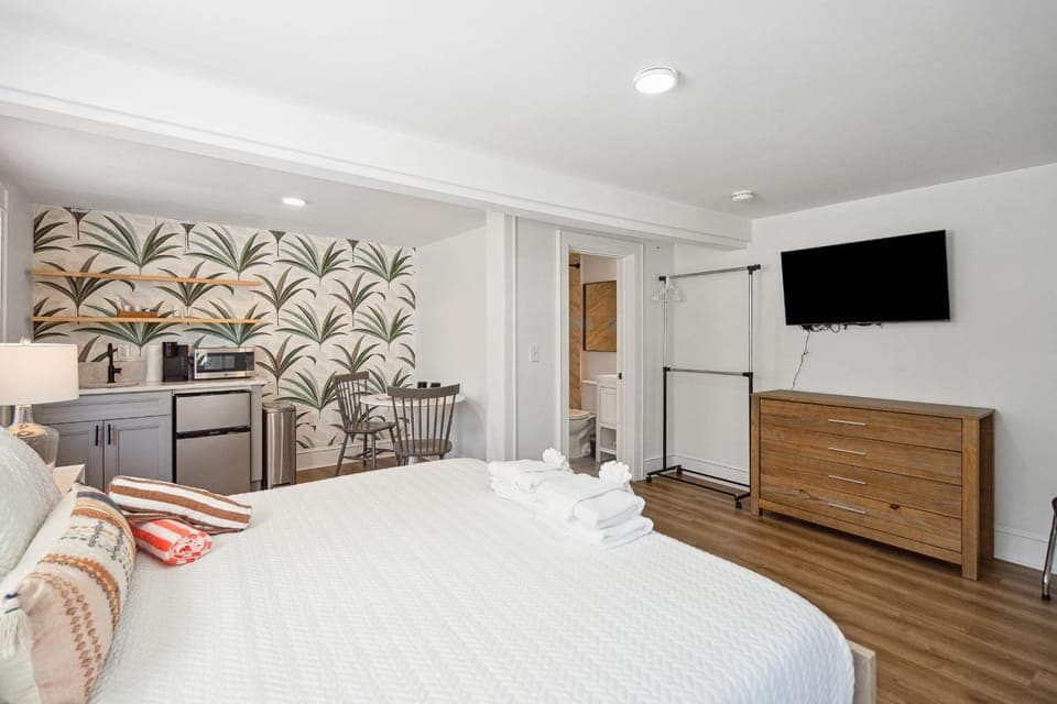 Bed, TV and multimedia, Kitchen or kitchenette, Bedroom