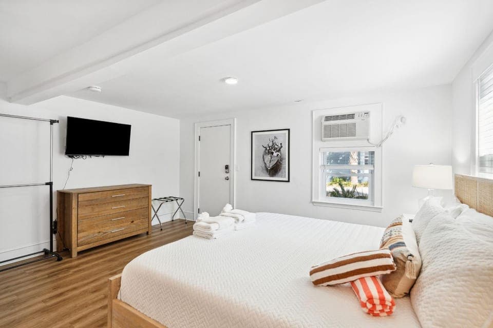 Bed, TV and multimedia, Bedroom