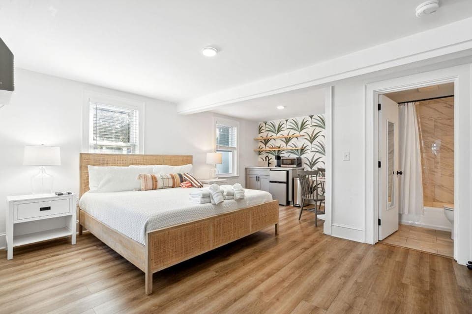 Bed, Bathroom, Kitchen or kitchenette, Bedroom, towels