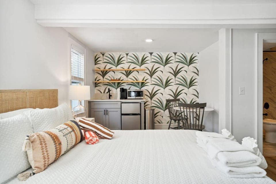 Bed, Kitchen or kitchenette, Seating area, Bedroom, towels
