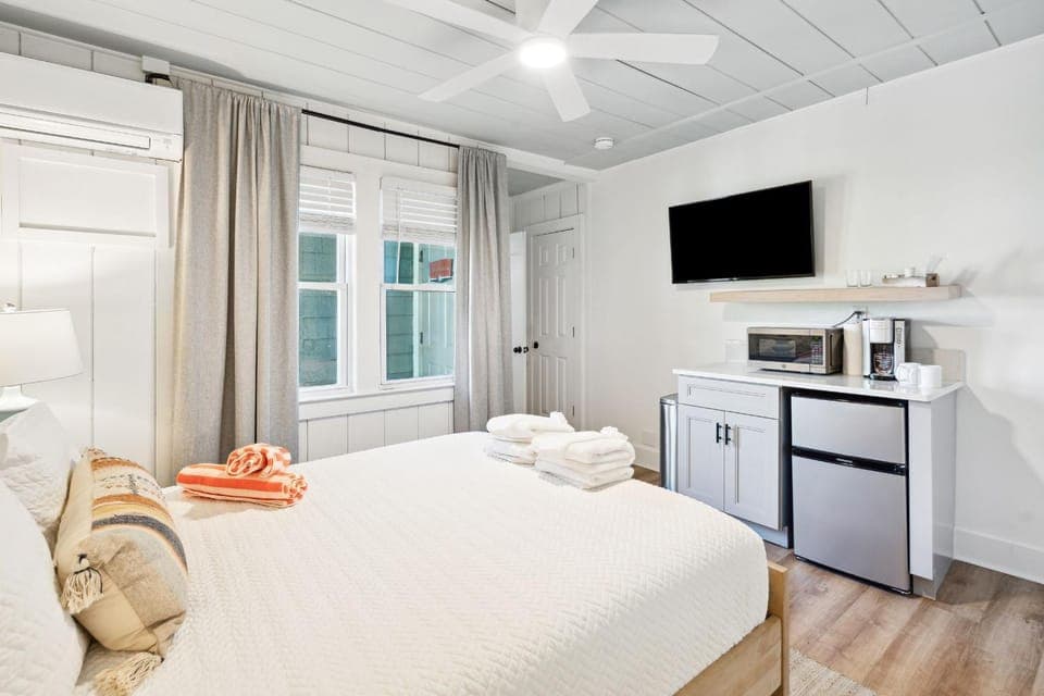 Bed, TV and multimedia, Kitchen or kitchenette, Bedroom, towels