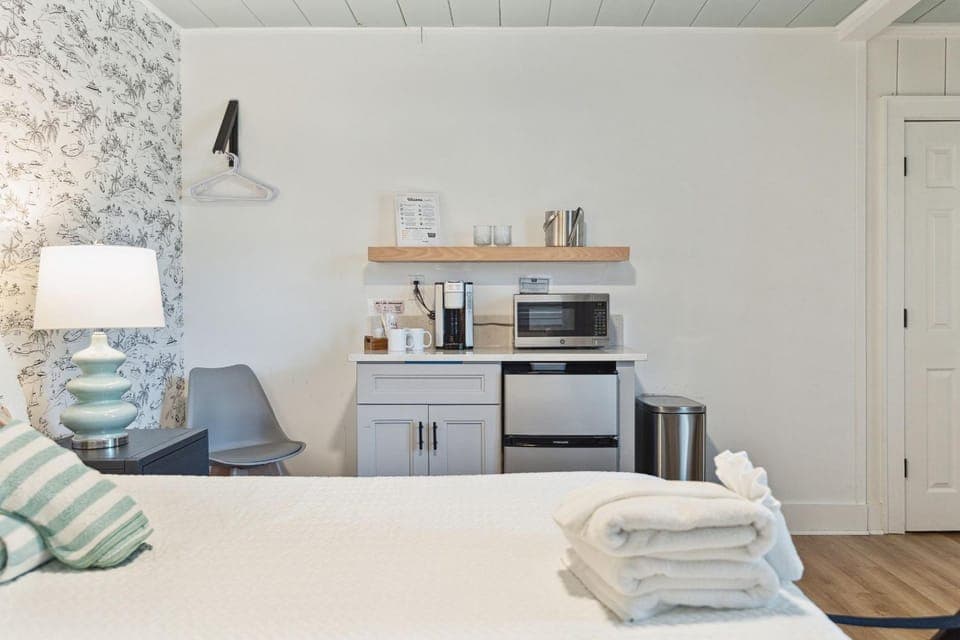 Bed, Kitchen or kitchenette