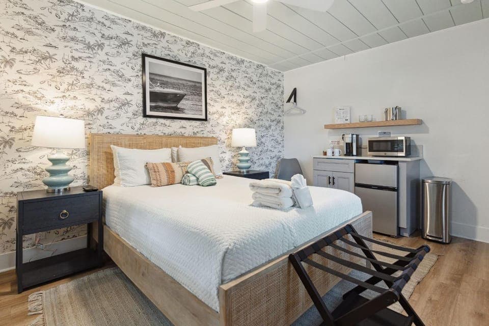 Bed, Kitchen or kitchenette, Bedroom