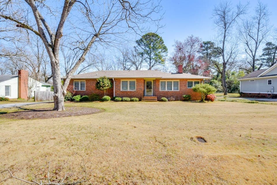 1 Mi to Dwtn Shops & Dining: Spacious Family Home House in Lake Hartwell