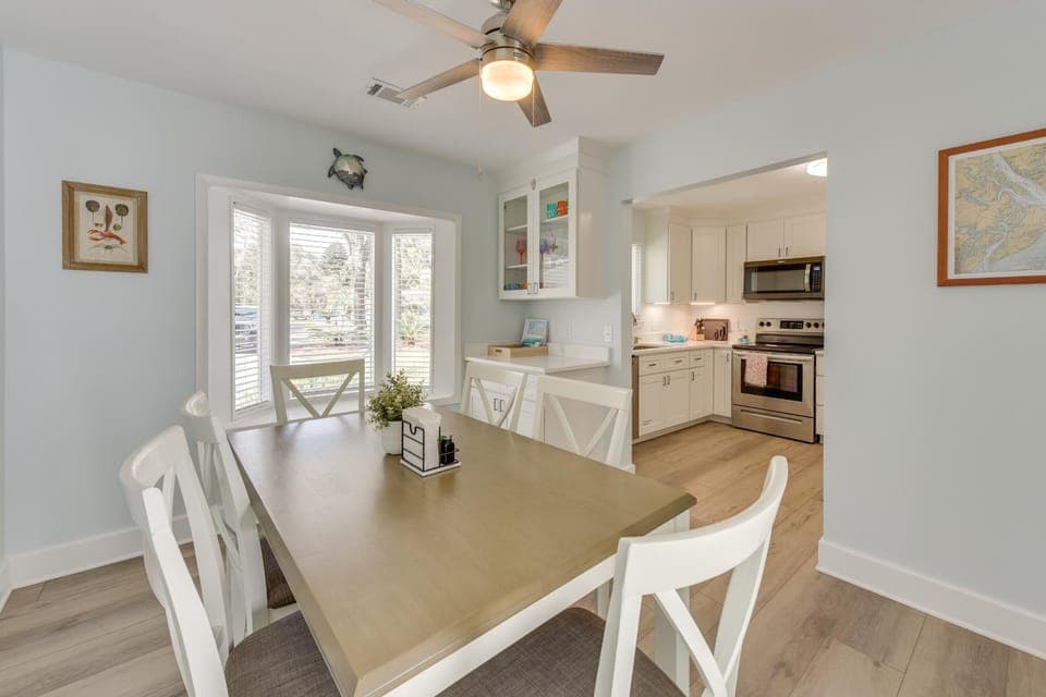 5 Mi to Dtwn Beaufort: Home w/ Screened-In Patio House in Port Royal