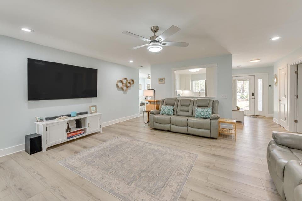 5 Mi to Dtwn Beaufort: Home w/ Screened-In Patio House in Port Royal