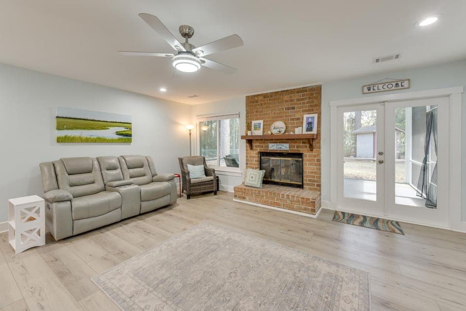 5 Mi to Dtwn Beaufort: Home w/ Screened-In Patio House in Port Royal