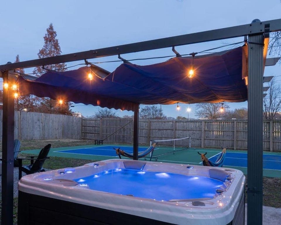 Pickleball Court Ev Power Dock Hot Tub Pool Table House in Memphis