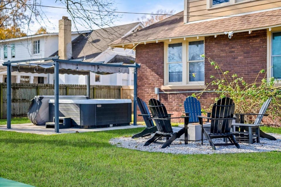 Pickleball Court Ev Power Dock Hot Tub Pool Table House in Memphis