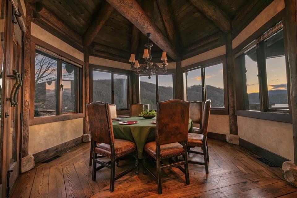 Lakefront Cabin For Large Groups Cabin in Nantahala Lake