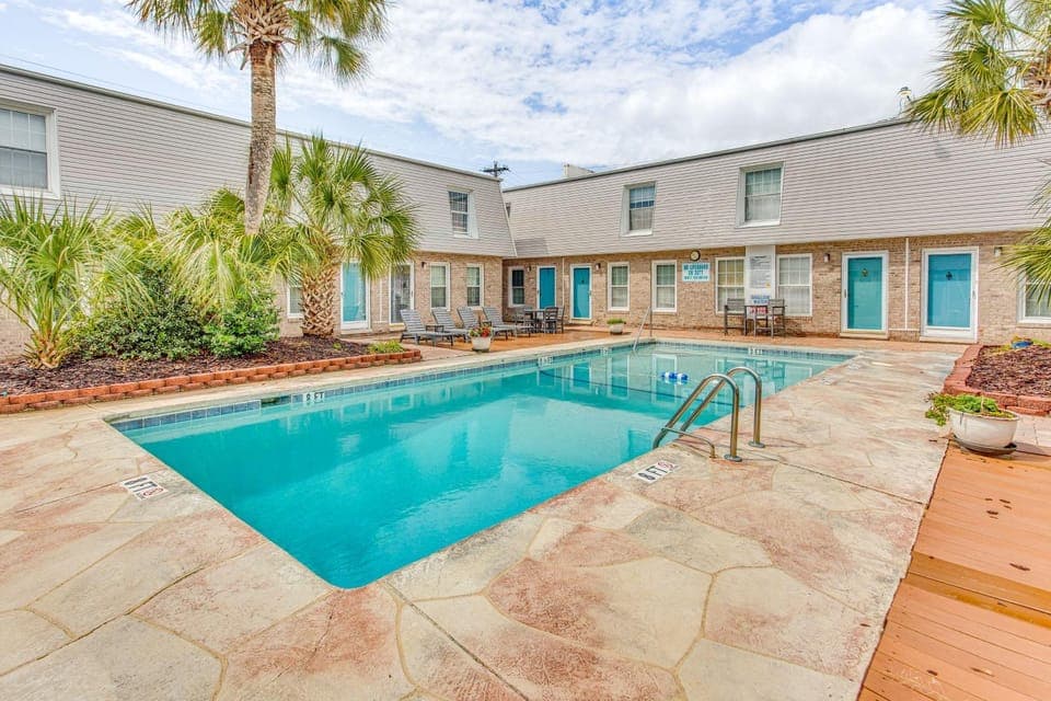 Pool Access, 4 Blocks to Ocean! N Myrtle Beach Gem House in Atlantic Beach