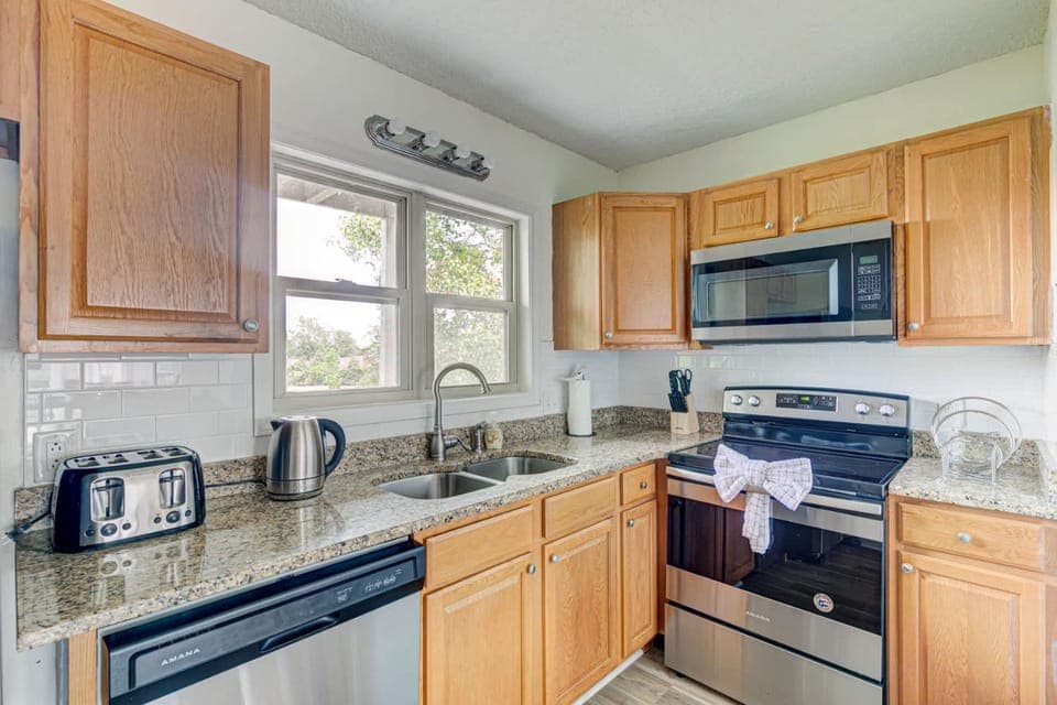 5 Min to Beach and Golf plus Pool House in Surfside Beach