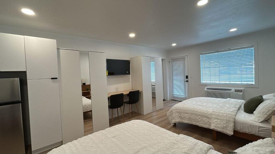 Bed, TV and multimedia, Bedroom, wardrobe