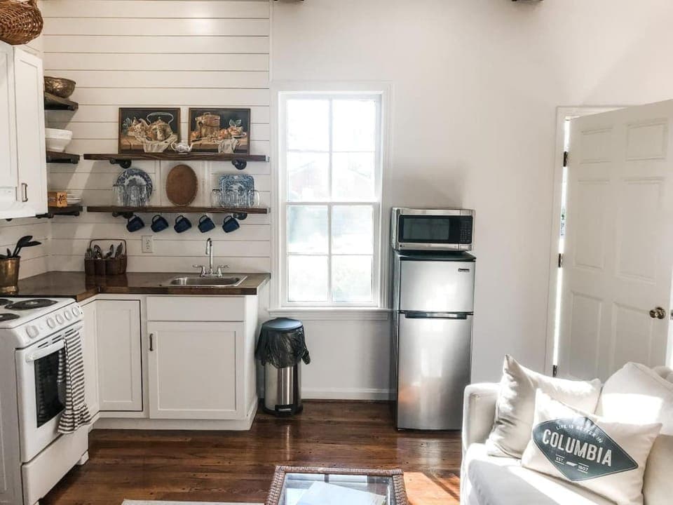 Charming Cottage w KING Bed 1m To Downtown Country House in Columbia