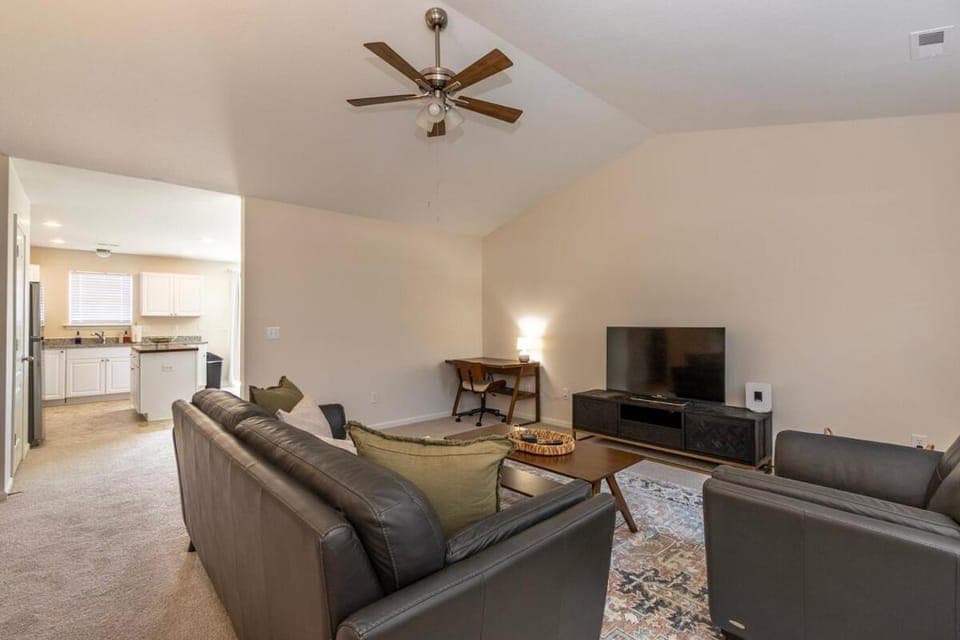 Communal lounge/ TV room, TV and multimedia, Living room, Seating area, Evening entertainment