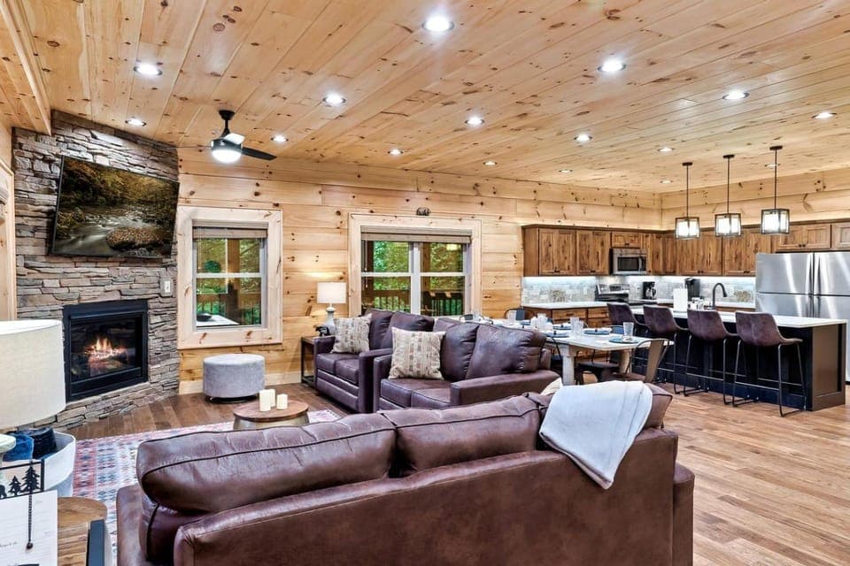 Gorgeous Cabin with Arcade Games, Pool and Endless Entertainment in Tennessee Cabin in Gatlinburg
