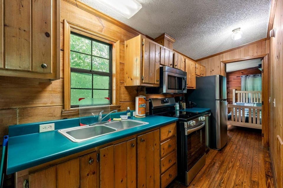 Serene Wooden Cabin with Hot-Tub and Covered Porch in Sevierville, Tennessee Cabin in Pittman Center
