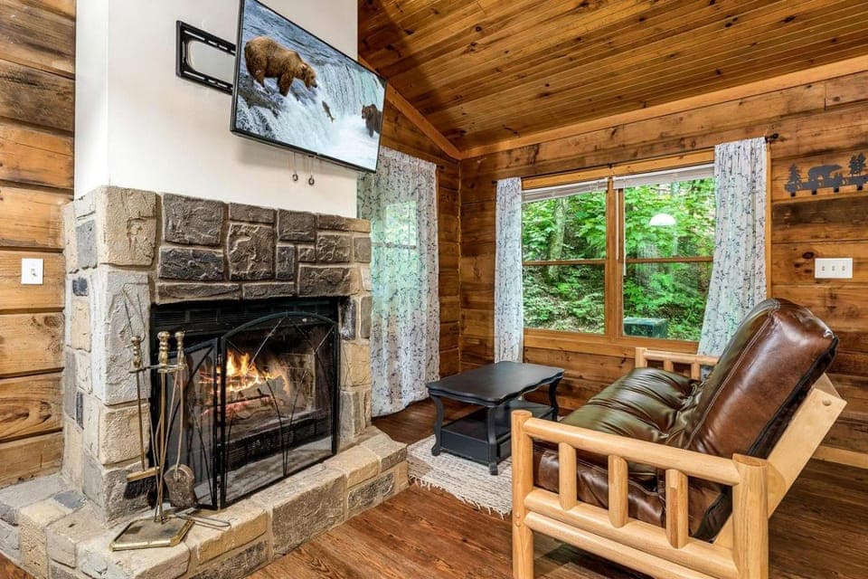Adorable Cabin with High Ceilings and Plenty of Room in Sevierville, Tennessee Cabin in Pittman Center