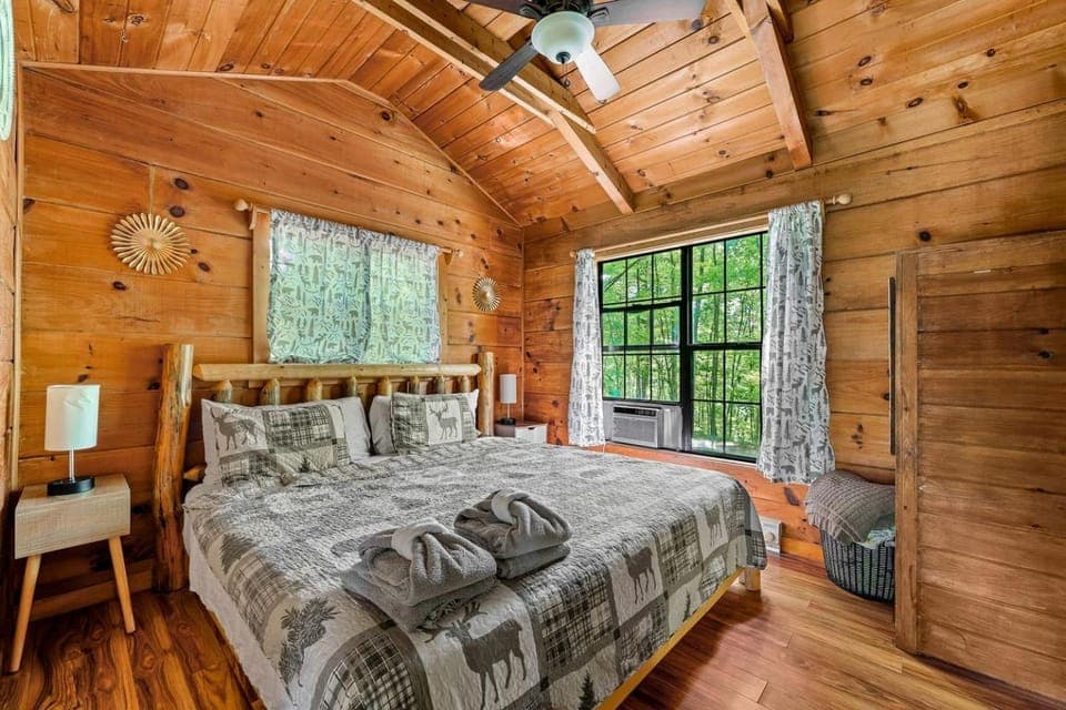 Wonderful Secluded Cabin with Hot-tub in Sevierville, Tennessee Cabin in Pittman Center
