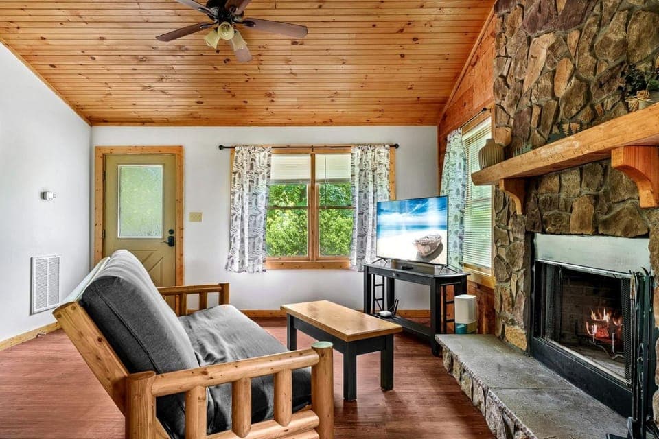 Amazing Cozy Cabin with Fireplace and Hot-tub in Sevierville, Tennessee Cabin in Pittman Center
