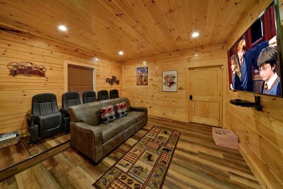 Family Cabin with Indoor Pool, Hot-Tub and Pool Table in Tennessee Cabin in Pigeon Forge