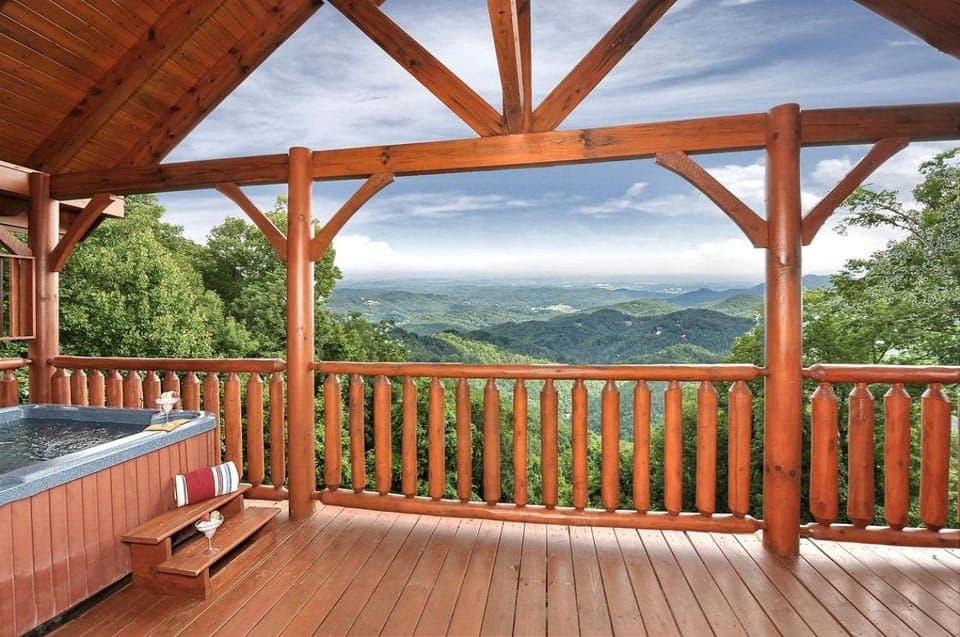 Charming Mountain Cabin with Hot-Tub and Spectacular Views in Sevierville, Tennessee Cabin in Sevier County