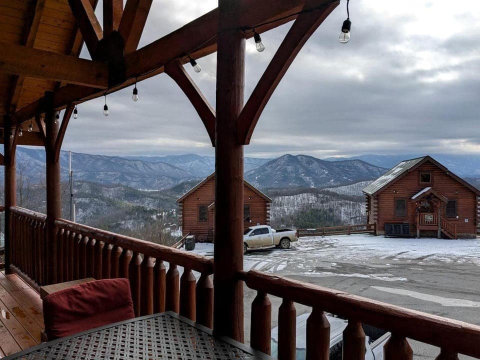 Charming Mountain Cabin with Hot-Tub and Spectacular Views in Sevierville, Tennessee Cabin in Sevier County