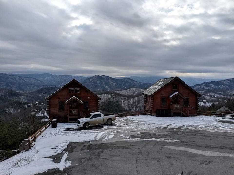 Charming Mountain Cabin with Hot-Tub and Spectacular Views in Sevierville, Tennessee Cabin in Sevier County