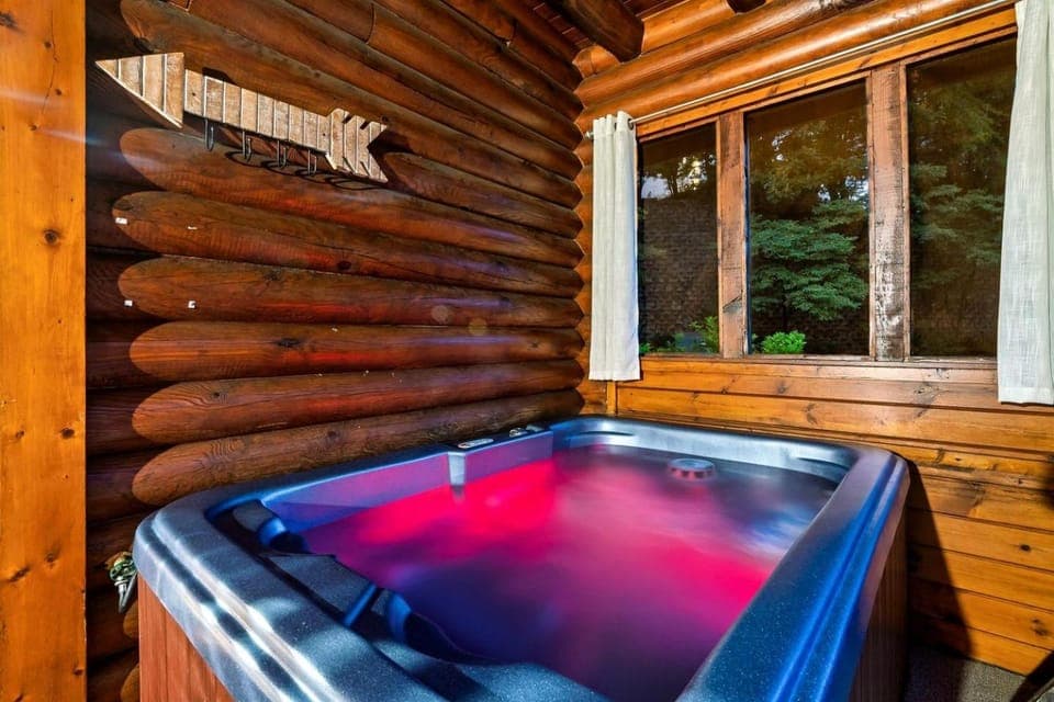 Wonderful Cabin with Spa and Equipped Deck in Tennessee Cabin in Pigeon Forge