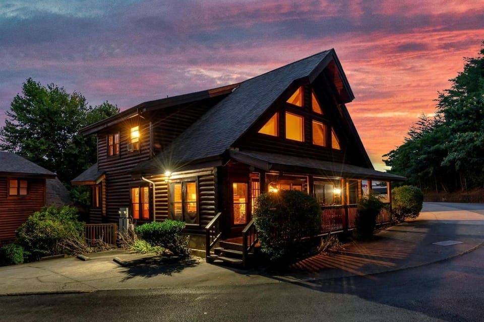Wonderful Cabin with Spa and Equipped Deck in Tennessee Cabin in Pigeon Forge