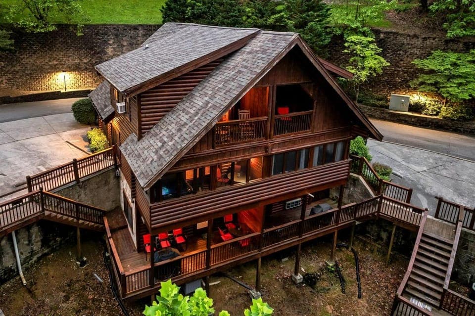 Idyllic Mountain Retreat with Spa, Pool and Deck in Tennessee House in Pigeon Forge