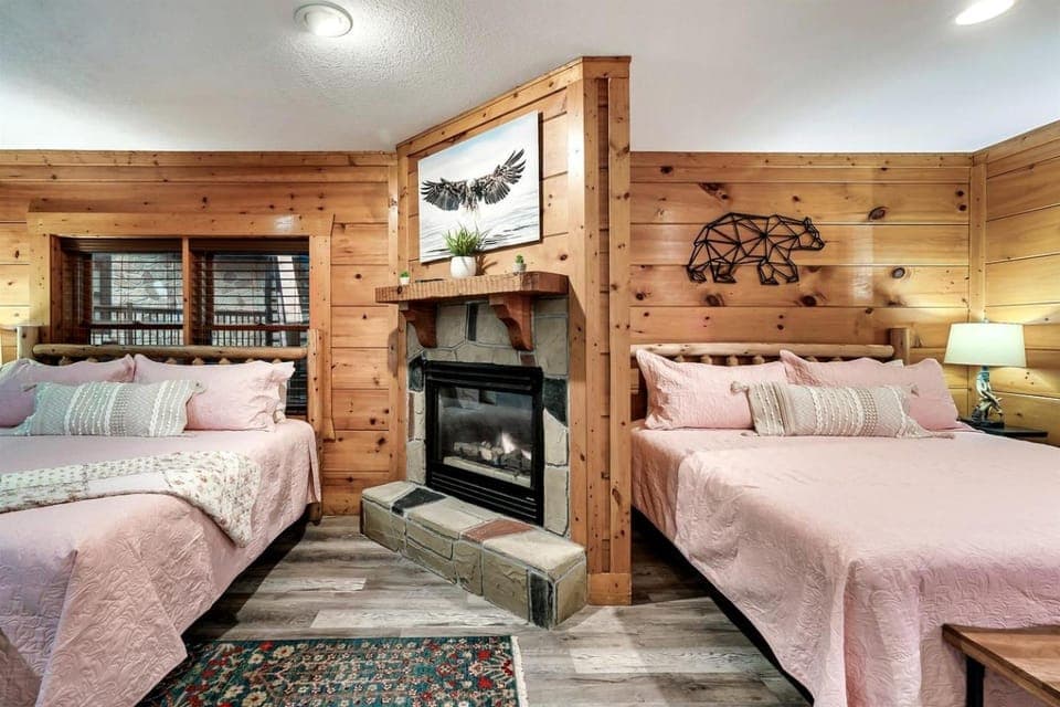 Idyllic Mountain Retreat with Spa, Pool and Deck in Tennessee House in Pigeon Forge