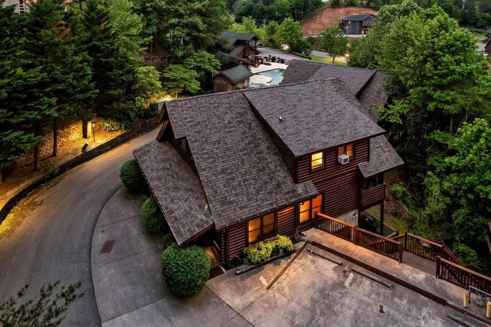 Idyllic Mountain Retreat with Spa, Pool and Deck in Tennessee House in Pigeon Forge