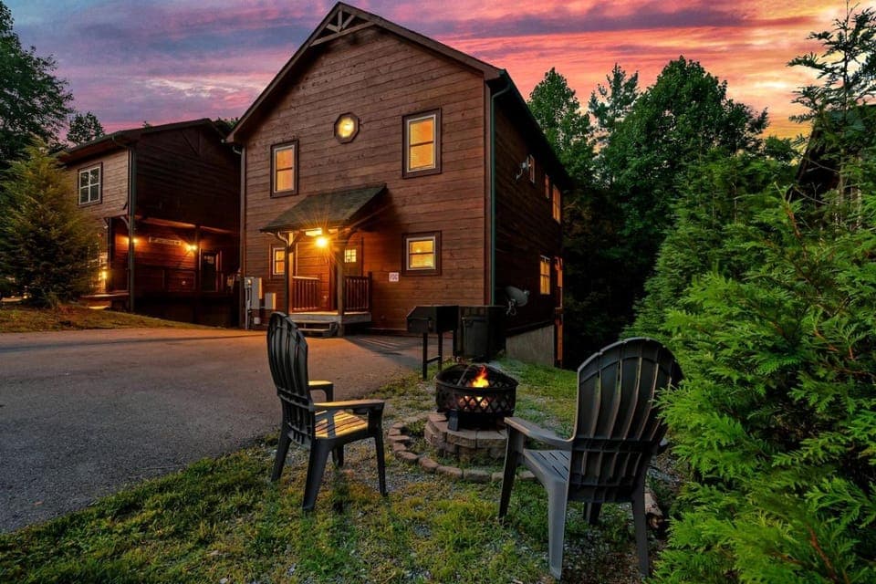 Charming Mountain Cabin with Theater Room and Pool Table in Tennessee Cabin in Gatlinburg