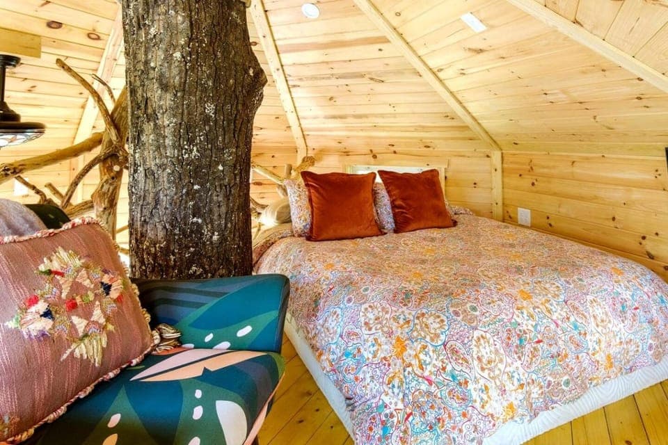 Colorful Treehouse with Beautiful Mountain Views in Copperhill, Tennessee House in Tennessee