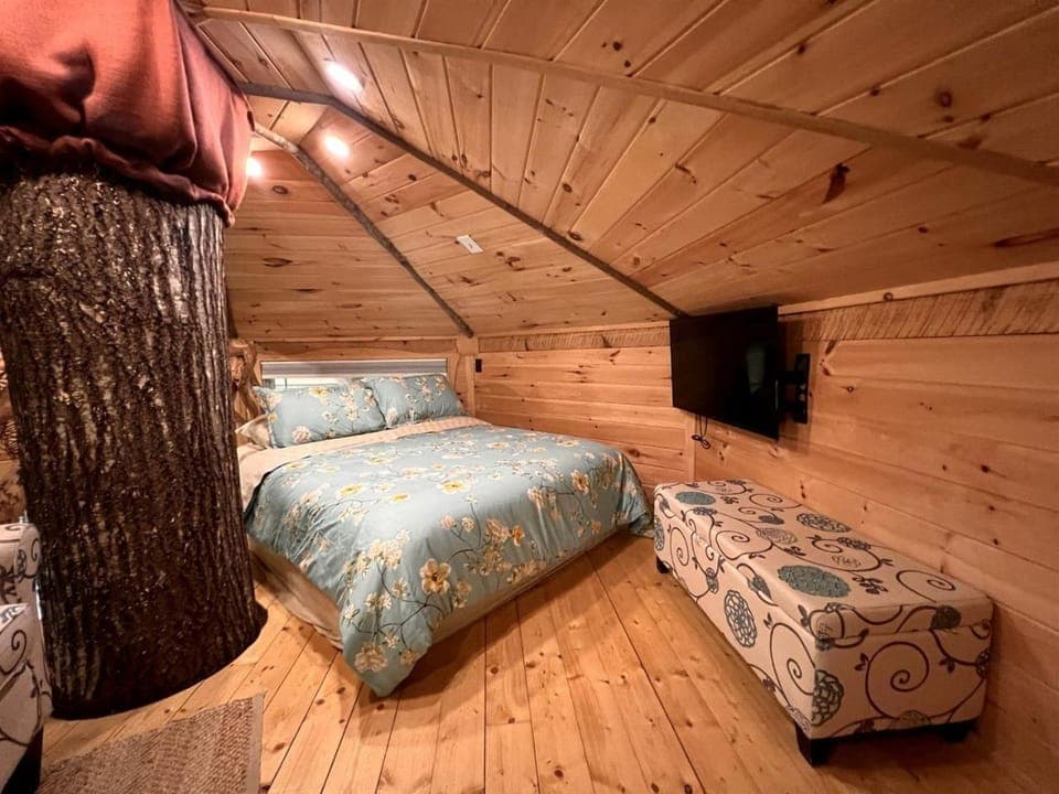 Comfy Wooden Treehouse Perfect for Small Families in Copperhill, Tennessee House in Tennessee